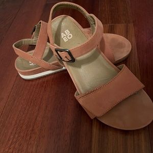 ABEO women’s size 8 sandals